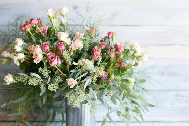 How Do Professionals Arrange Flowers?